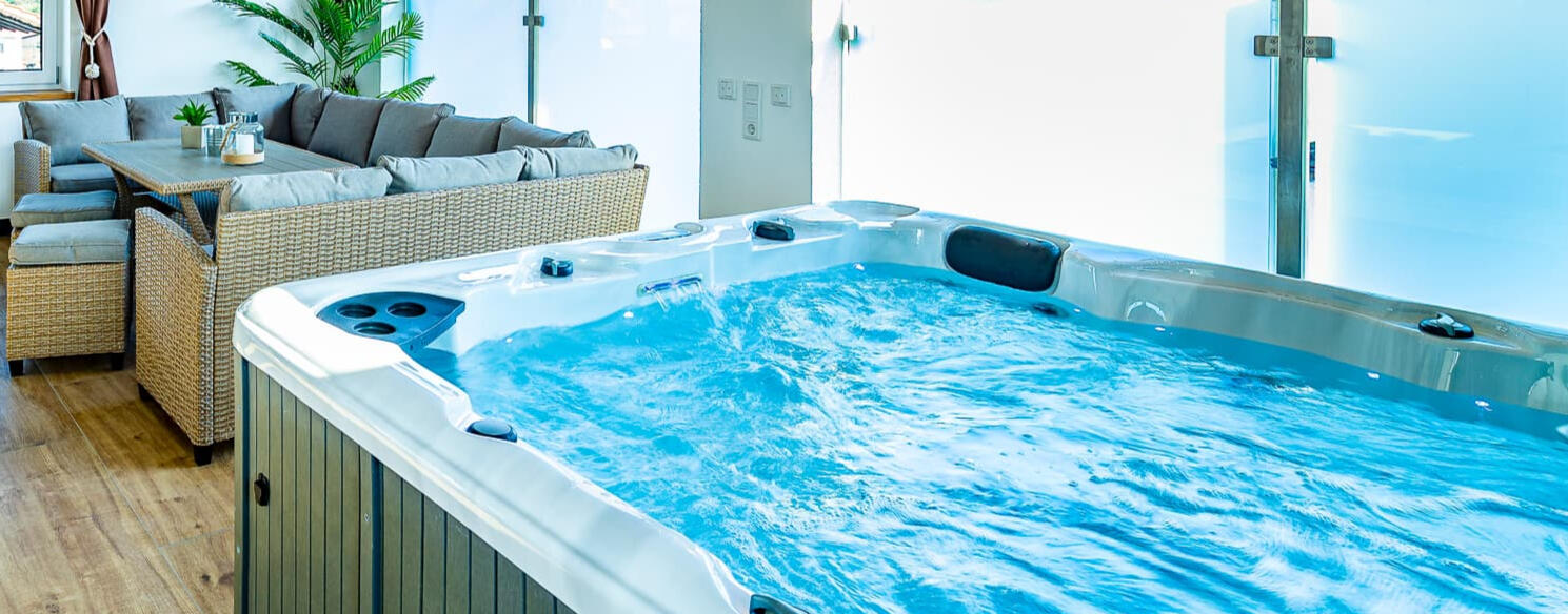 luxuriöses Ferienhaus mit eigenem Whirlpool und Lounge - Riedbachlodge in Viechtach Privat Spa mit Whirlpool, Sauna und Lounge im Ferienhaus - Riedbachlodge in Viechtach